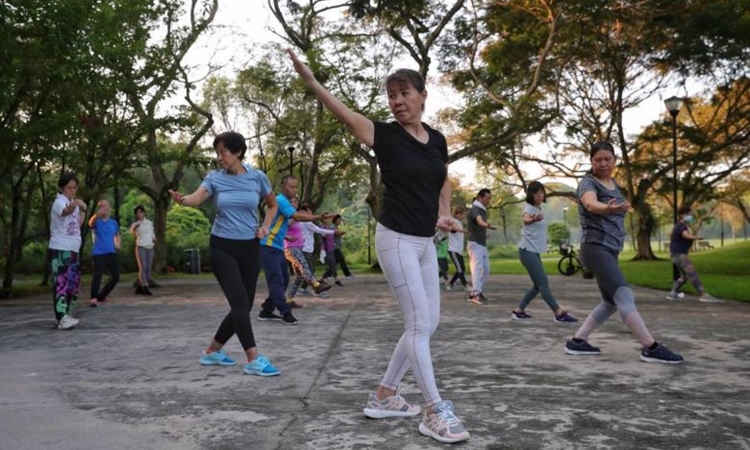 Người dân bỏ khẩu trang tập khí công tại Công viên Pasir Ris, Singapore, ngày 29/3. Ảnh: Straits Times.