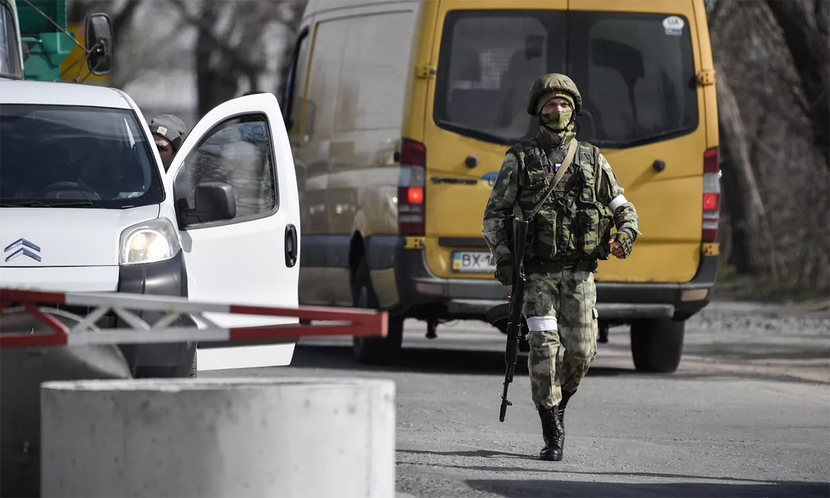 Quân nhân Nga tại một chốt kiểm soát ở thành phố Melitopol, miền nam Ukraine ngày 25/3. Ảnh: RIA Novosti.