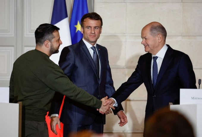 Tổng thống Ukraine Volodymyr Zelensky (trái) cùng Tổng thống Pháp Emmanuel Macron và Thủ tướng Đức Olaf Scholz tại Paris ngày 8/2. Ảnh: AP.