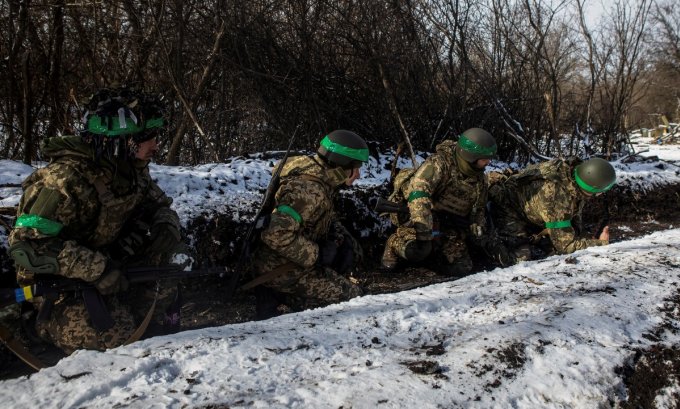 Lính Ukraine tại phòng tuyến ở thành phố Bakhmut hôm 13/2. Ảnh: Reuters.