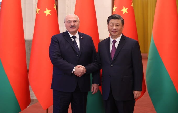 Tổng thống Belarus Alexander Lukashenko (trái) và Chủ tịch Trung Quốc Tập Cận Bình tại Bắc Kinh hôm 1/3. Ảnh: AFP.