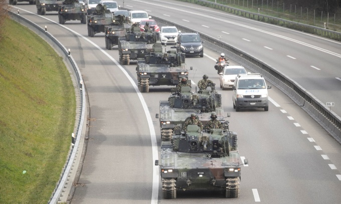 Xe bọc thép của quân đội Thụy Sĩ tham gia cuộc tập trận Pilum di chuyển trên đường cao tốc tại nước này hồi tháng 11 năm ngoái. Ảnh: Reuters.