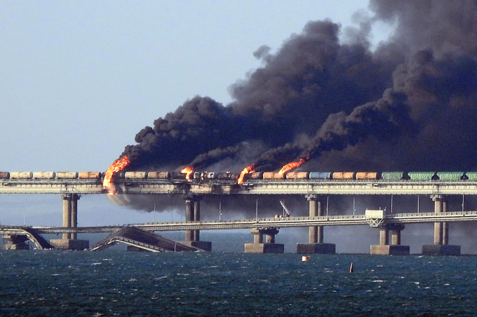 Khói lửa bốc lên sau vụ nổ cầu Kerch nối Crimea với Nga ngày 8/10. Ảnh: AFP.