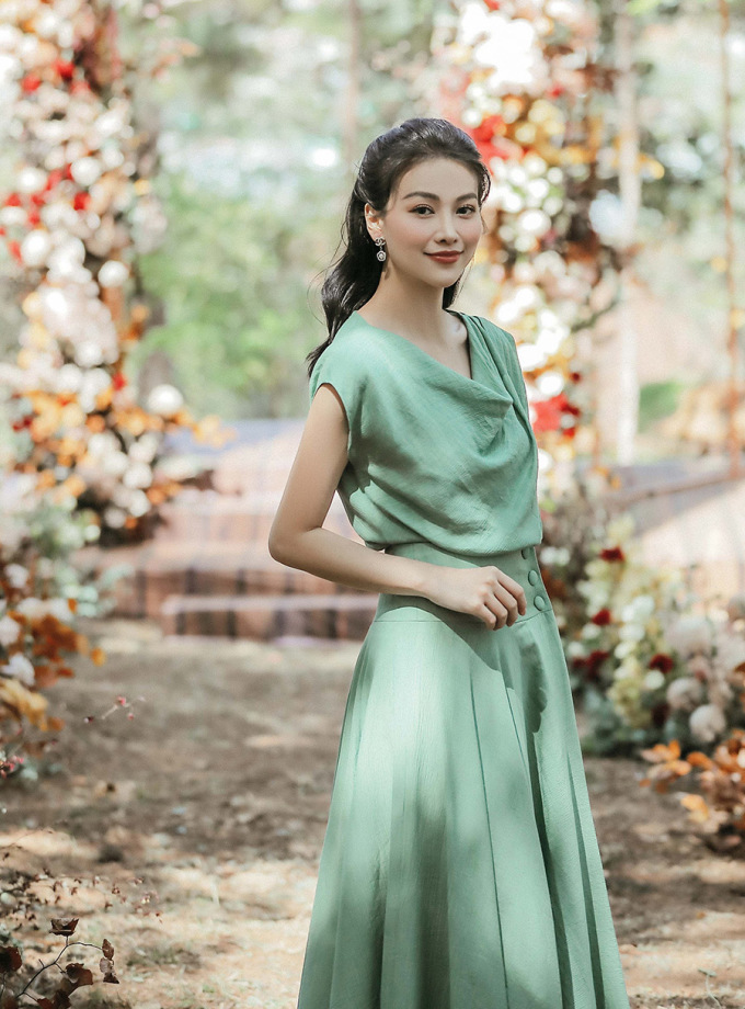 Hoa hậu Phương Khánh chọn váy cổ trễ nữ tính.