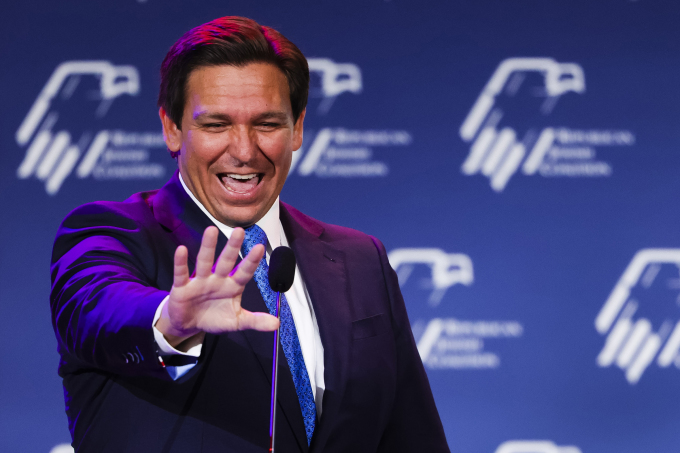 Thống đốc bang Florida Ron DeSantis vẫy tay với người ủng hộ tại cuộc họp lãnh đạo thường niên của Liên minh Do Thái đảng Cộng hòa ở Las Vegas, bang Nevada, ngày 19/11/2022. Ảnh: AFP.