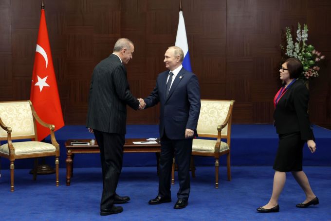 Tổng thống Thổ Nhĩ Kỳ Recep Tayyip Erdogan bắt tay Tổng thống Nga Vladimir Putin tại cuộc gặp ở Kazakhstan năm 2022. Ảnh: Điện Kremlin.