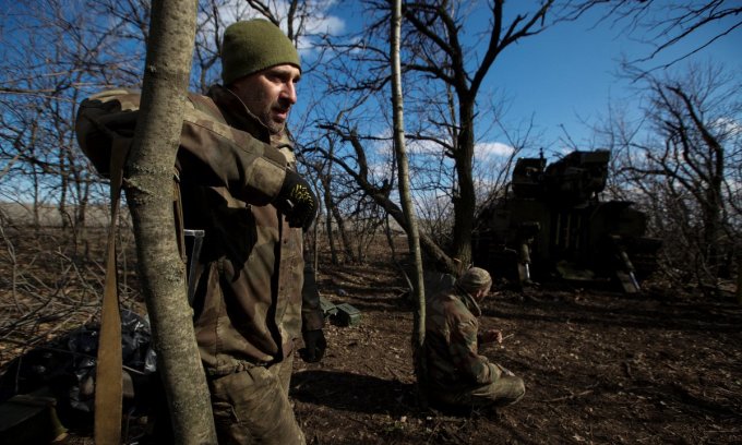 Lính Ukraine bên cạnh hệ thống pháo tự hành ở ngoại ô Bakhmut hôm 5/3. Ảnh: Reuters.