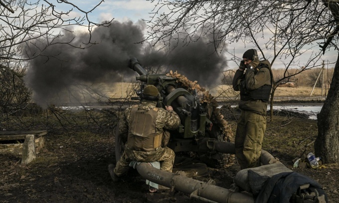 Lính Ukraine bắn lựu pháo về phía các vị trí của Nga gần thành phố Bakhmut hôm 4/3. Ảnh: AFP.