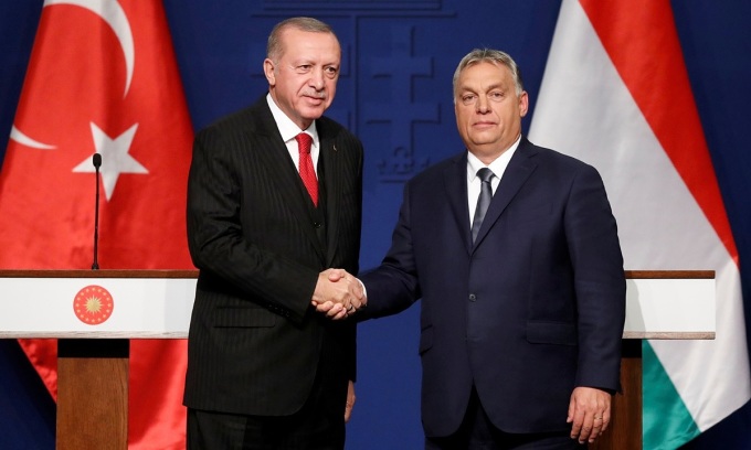 Tổng thống Thổ Nhĩ Kỳ Recep Tayyip Erdogan (trái) và Thủ tướng Hungary Viktor Orban tại Budapest, Hungary hồi tháng 11/2019. Ảnh: Xinhua.