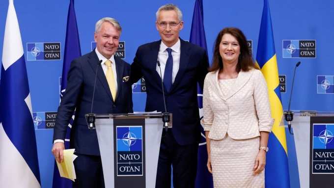 Tổng thư ký NATO Jens Stoltenberg (giữa) cùng Ngoại trưởng Phần Lan và Thụy Điển tại trụ sở NATO ở Brussels, Bỉ hồi tháng 7/2022. Ảnh: Reuters.