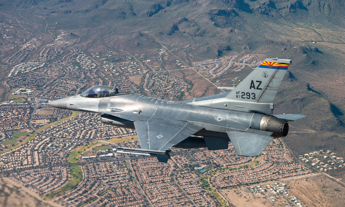 Tiêm kích F-16 thuộc không đoàn số 162 trong buổi bay huấn luyện ở bang Ariona, Mỹ tháng 9/2022. Ảnh: USANG.