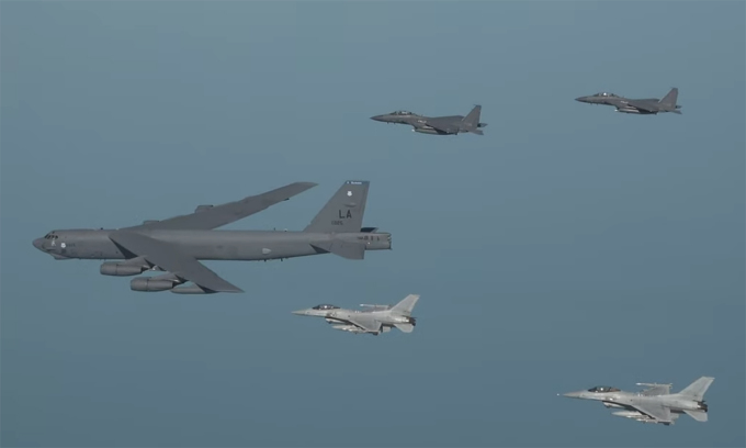 Tiêm kích KF-16 và F-15K Hàn Quốc hộ tống oanh tạc cơ B-52 Mỹ ngày 6/3. Ảnh: BQP Hàn Quốc.