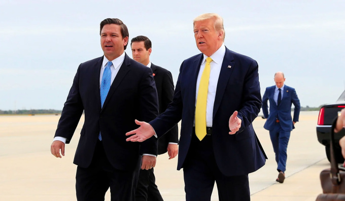 Cựu tổng thống Donald Trump và Thống đốc Florida Ron DeSantis tại sân bay Orlando Sanford ở bang Florida hồi tháng 3/2020. Ảnh: Reuters.