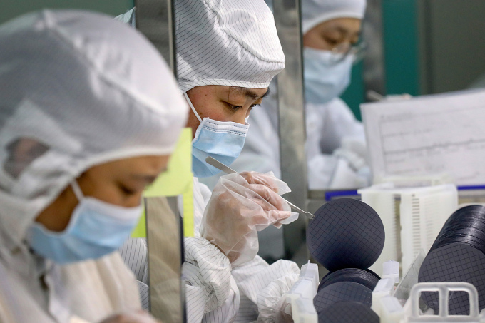 Công nhân sản xuất chip tại một nhà máy của công ty bán dẫn Jiejie, tỉnh Giang Tô, Trung Quốc năm 2021. Ảnh: AFP.