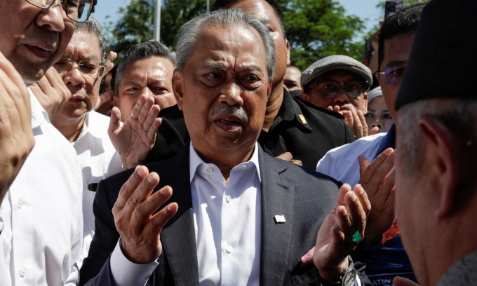 Cựu thủ tướng Muhyiddin (mặc vest) bên ngoài văn phòng MACC hôm nay. Ảnh: Reuters.