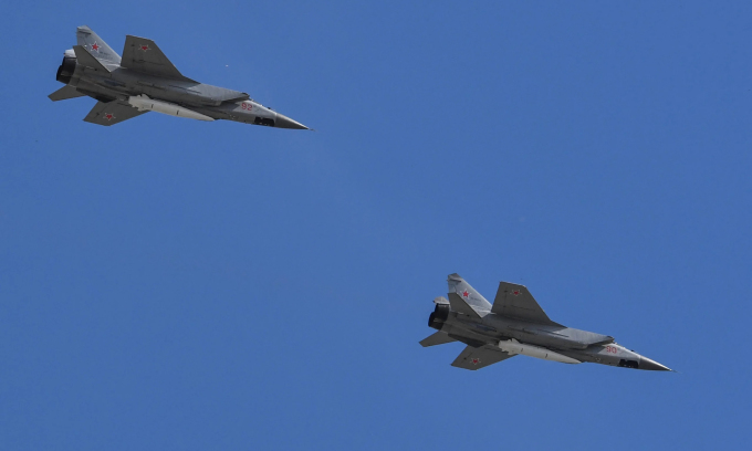 Tiêm kích MiG-31K mang tên lửa Kinzhal bay trên Quảng trường Đỏ ở Moskva tháng 5/2018. Ảnh: AFP.