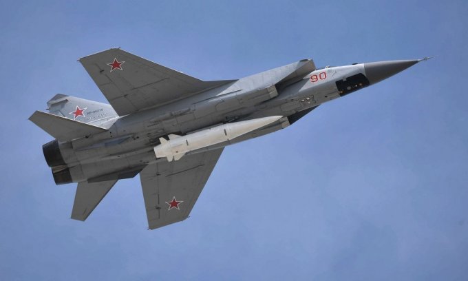 Tiêm kích MiG-31K mang tên lửa Kinzhal bay biểu diễn hồi năm 2018. Ảnh: Điện Kremlin.