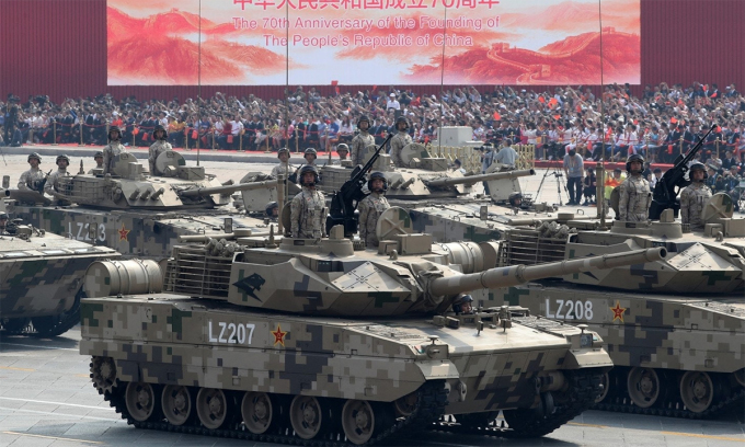 Xe tăng hạng nhẹ Type-15 của Trung Quốc trong lễ duyệt binh ở Bắc Kinh tháng 10/2019. Ảnh: Xinhua.