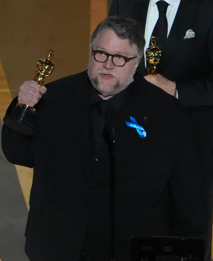 Đạo diễn Guillermo del Toro đeo ruy băng xanh khi nhận giải Phim hoạt hình hay nhất. Ảnh: ABC