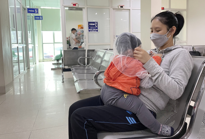 Chị An đưa bé Khoai đi khám lại hôm 10/3, bé đã giảm được 1,3 kg so với tháng trước. Ảnh: Phan Dương