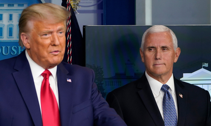 Cựu phó tổng thống Mỹ Donald Trump và cựu phó tổng thống Mike Pence (phải) tại buổi họp báo ở Nhà Trắng hồi tháng 11/2020. Ảnh: AP.