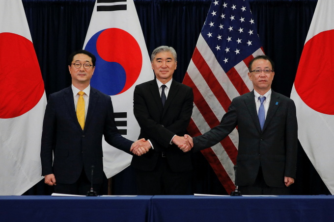 Đại sứ Mỹ về Triều Tiên Sung Kim (giữa) bắt tay Đại sứ Hàn về an ninh bán đảo Kim Gunn (trái) và Vụ trưởng Ngoại giao Nhật Fukanoshi Takehiro ở Indonesia, cuối năm 2022. Ảnh: Reuters.