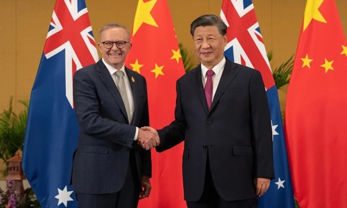 Thủ tướng Australia Anthony Albanese (trái) bắt tay Chủ tịch Trung Quốc Tập Cận Bình tại cuộc gặp bên lề hội nghị G20 ở Bai, Indonesia hồi tháng 11/2022. Ảnh: Yahoo News Australia.