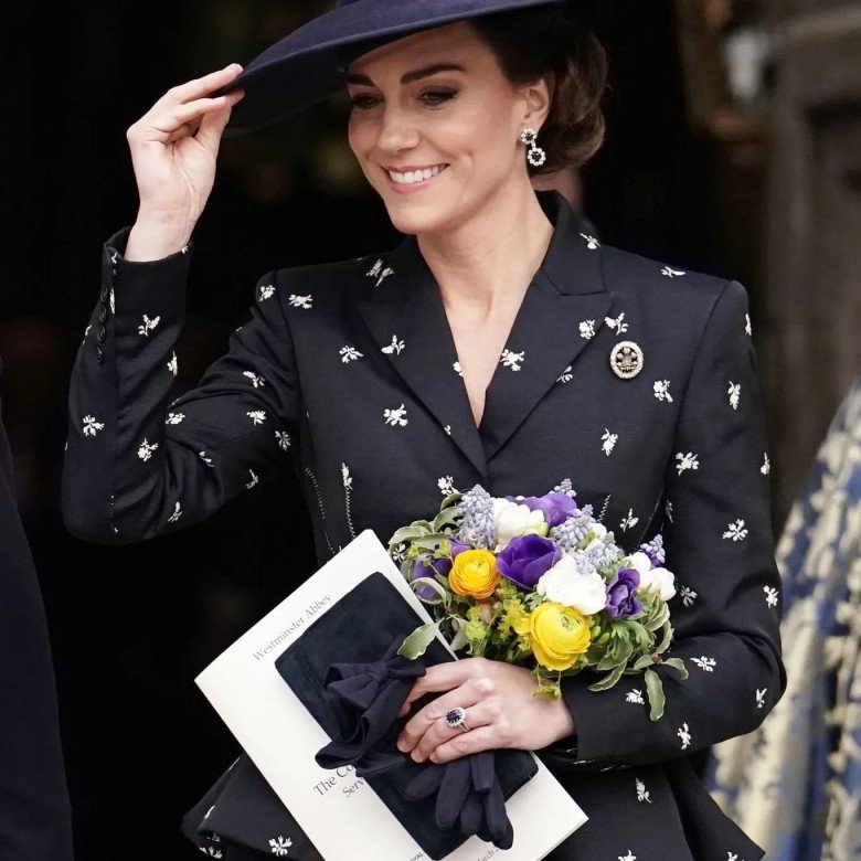 Từng amp;#34;sượng sùngamp;#34; bị tốc váy vì gió, nay Kate Middleton chơi chiêu độc, váy tốc, mặt vẫn không cảm xúc - 4