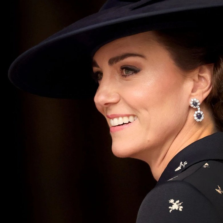 Từng amp;#34;sượng sùngamp;#34; bị tốc váy vì gió, nay Kate Middleton chơi chiêu độc, váy tốc, mặt vẫn không cảm xúc - 5