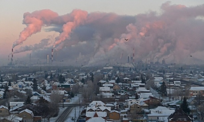 Hơi nước bốc lên từ một nhà máy lọc dầu ở Omsk, Nga. Ảnh: Reuters.