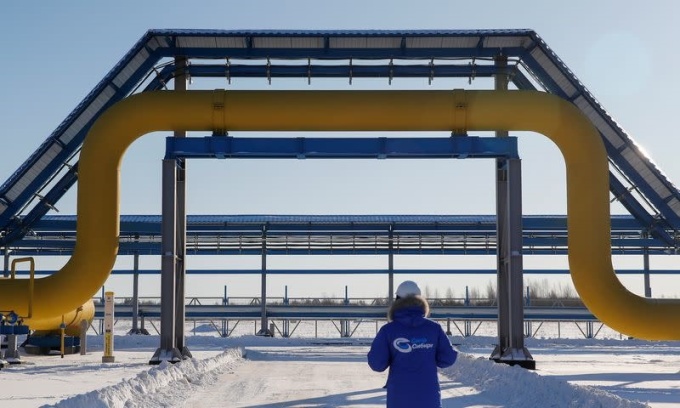 Nhân viên Gazprom đứng trước một phần đường ống dẫn khí đốt Sức mạn Siberia của tại trạm nén khí Atamanskaya, bên ngoài thị trấn viễn đông Svobodny, vùng Amur, Nga, hồi năm 2019. Ảnh: Reuters.