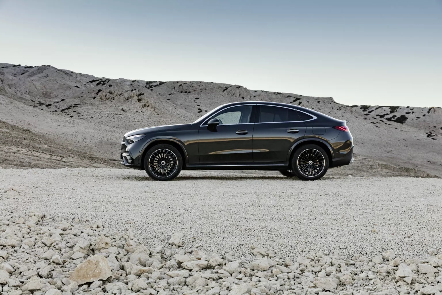 Mercedes-Benz GLC Coupe hoàn toàn mới: Rộng rãi hơn khi lai SUV, có thêm sức mạnh từ động cơ điện - Ảnh 3.