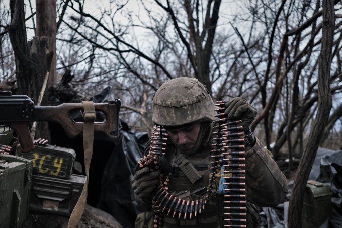 Một binh sĩ Ukraine chuẩn bị đạn tại Bakhmut, ngày 11/3. Ảnh: AFP.