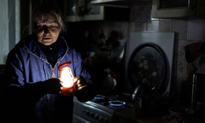 Người phụ nữ ở Kharkov sưởi ấm nhà bằng cách bật bếp gas. Ảnh: Reuters.