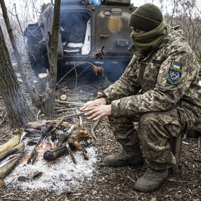 Binh sĩ Ukraine đốt lửa sưởi ấm ở Donetsk. Ảnh: Anadolu