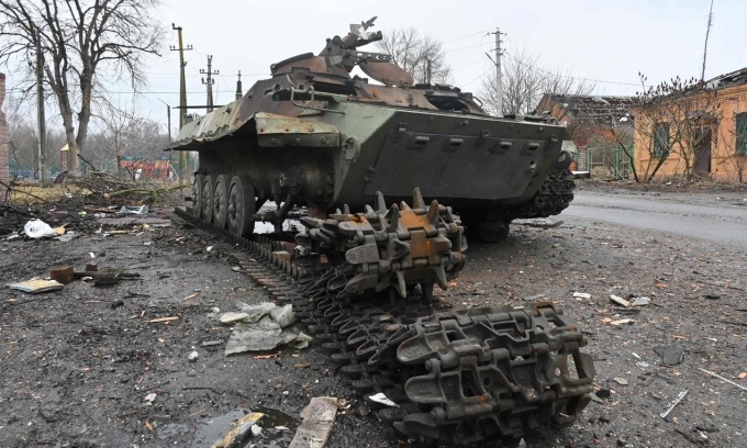 Một xe thiết giáp Nga bị phá hủy ở Ukraine. Ảnh: AFP.