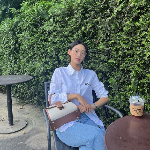 10 cách mix áo sơ mi đơn giản mà sang xịn mịn của sao Hàn - Ảnh 3.