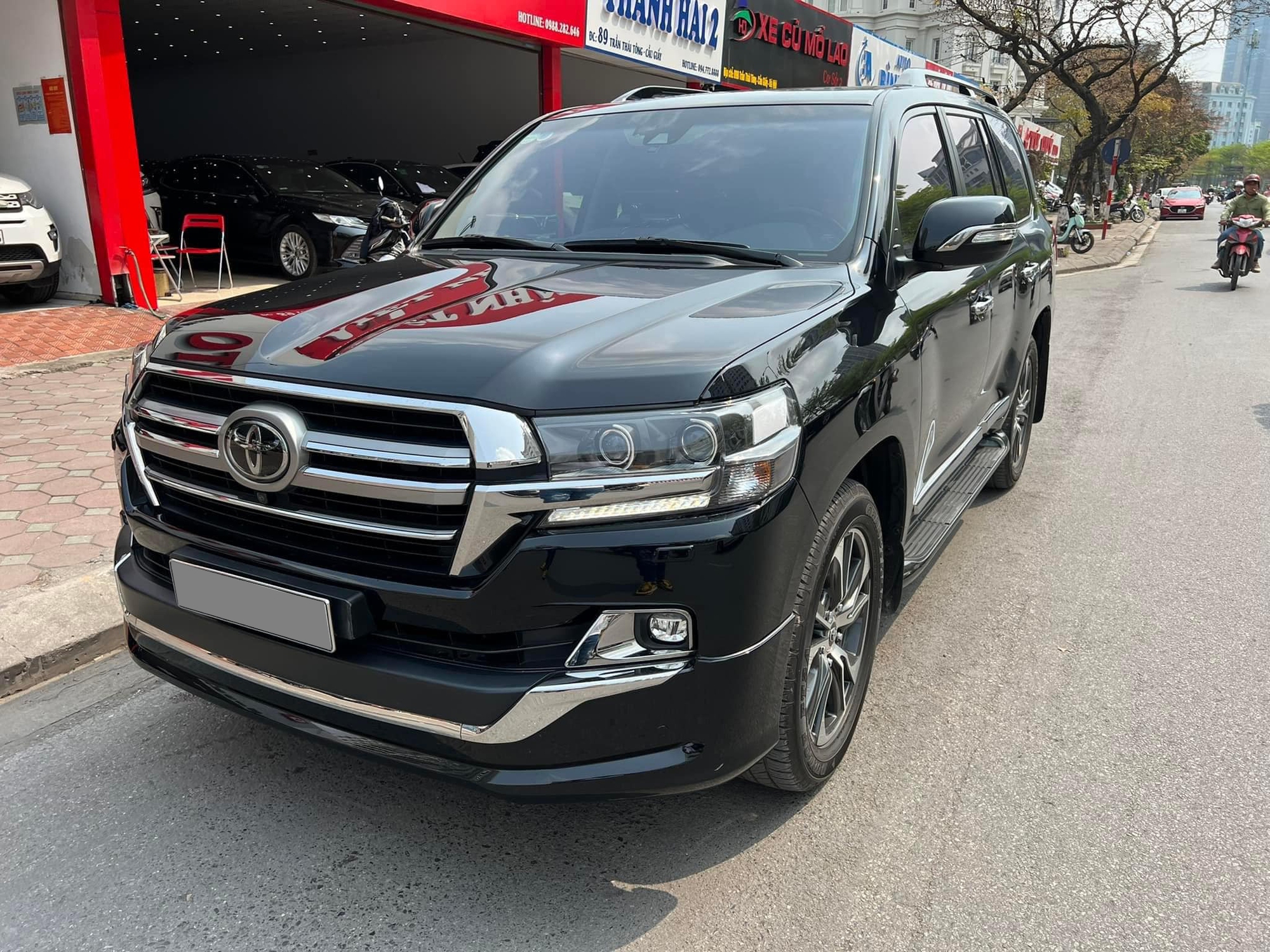 Toyota Land Cruiser rao bán ngang ngửa giá thời điểm nhập về: Người bán rao xe cực mới, ghế sau gần như không dùng - Ảnh 2.