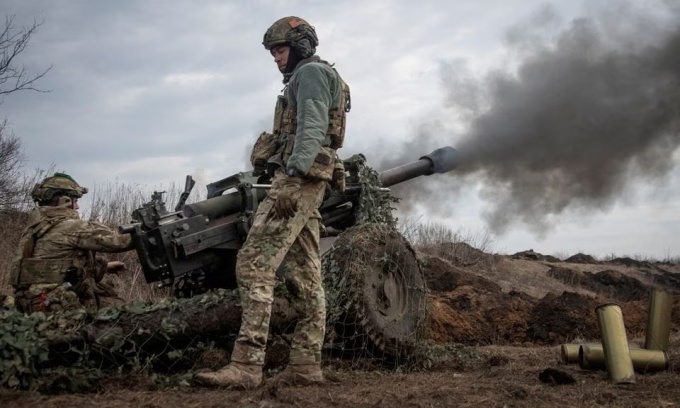 Lính Ukraine khai hỏa lựu pháo M119 ở tiền tuyến gần thành phố Bakhmut hôm 10/3. Ảnh: Reuters.