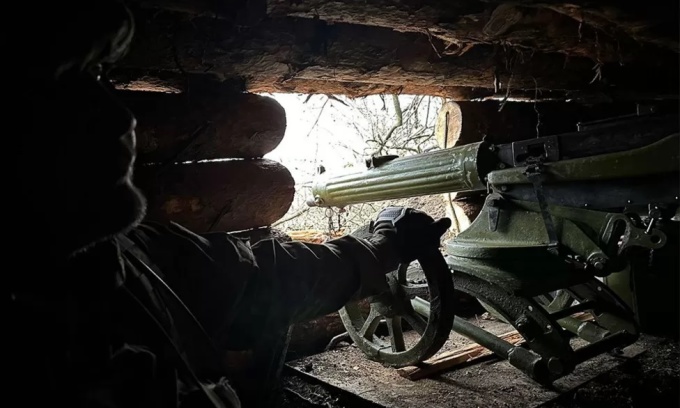 Khẩu súng máy Maxim trong căn hầm trú ẩn của Lữ đoàn Cơ giới số 28 Ukraine. Ảnh: BBC.