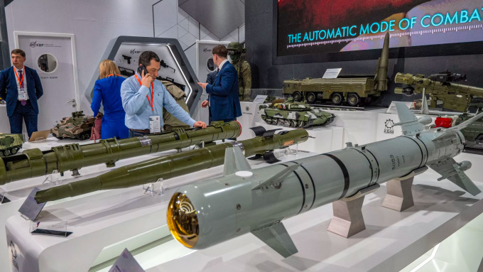 Một gian hàng vũ khí của Nga ở Triển lãm Quốc phòng Quốc tế tại Abu Dhabi, UAE hồi tháng 2. Ảnh: AFP.