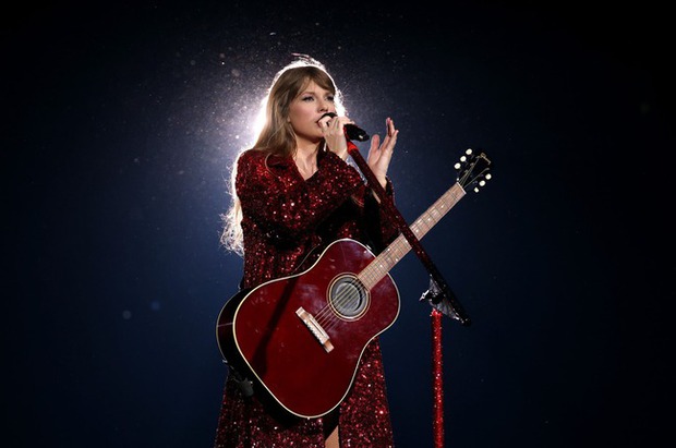 Taylor Swift mở màn The Eras Tour quá ngoạn mục: Truyền thông Mỹ đồng loạt cho điểm tuyệt đối, phong luôn làm Nữ hoàng nhạc Pop! - Ảnh 8.