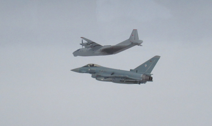 Tiêm kích Typhoon Đức bám theo vận tải cơ An-12 Nga trên biển Baltic hôm 17/3. Ảnh: BQP Anh.