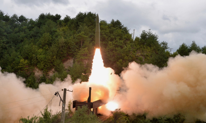 Tên lửa đạn đạo Triều Tiên phóng thử hồi tháng 9/2021. Ảnh: KCNA.