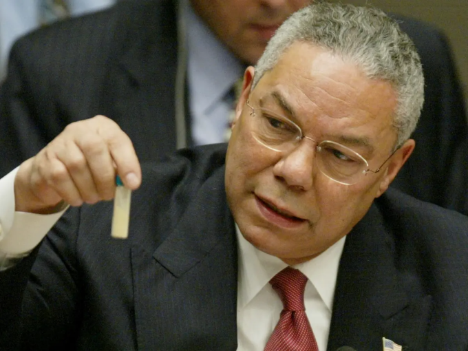 Ngoại trưởng Mỹ Collin Powell cầm lọ bột trắng trên tay tại phiên họp ngày 5/2/2003 của Hội đồng Bảo an Liên Hợp Quốc. Ảnh: Reuters