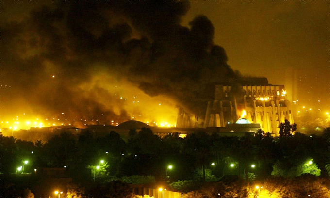 Khói lửa bao trùm thủ đô Baghdad của Iraq sau trận không kích của liên minh quân sự do Mỹ dẫn đầu ngày 21/3/2003. Ảnh: Reuters.