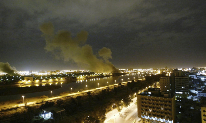 Khói bốc lên từ trụ sở Bộ Tài chính Iraq sau khi trúng tên lửa của liên quân do Mỹ dẫn đầu ngày 20/3/2003. Ảnh: AP.