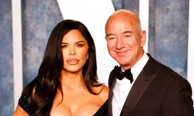 Lauren Sanchez (trái) và tỷ phú Jeff Bezos. Ảnh: Pagesix