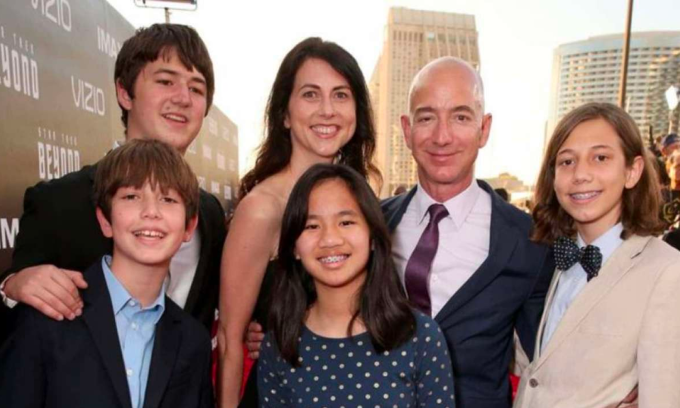 Jeff Bezos (thứ hai từ phải qua) cùng vợ cũ và bốn con. Ảnh: DNA