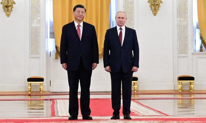 Tổng thống Nga Vladimir Putin (phải) và Chủ tịch Trung Quốc Tập Cận Bình tại cuộc gặp ở Điện Kremlin, Moskva, ngày 20/3. Ảnh: Reuters